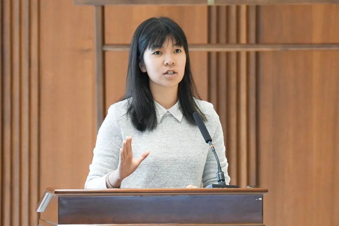 女2